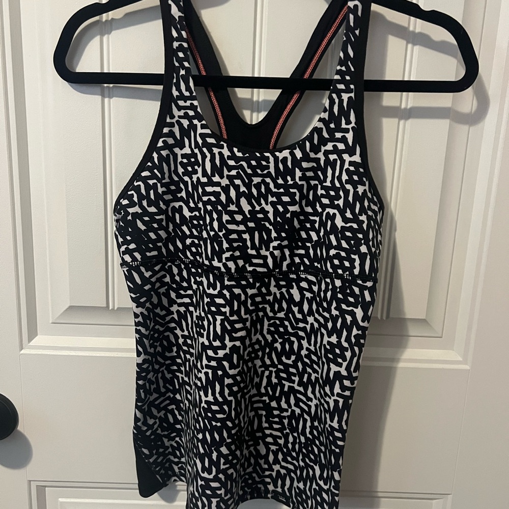 Lululemon Athletica Black/White Built in Bra Vented Racerback Tank. Size 6.
